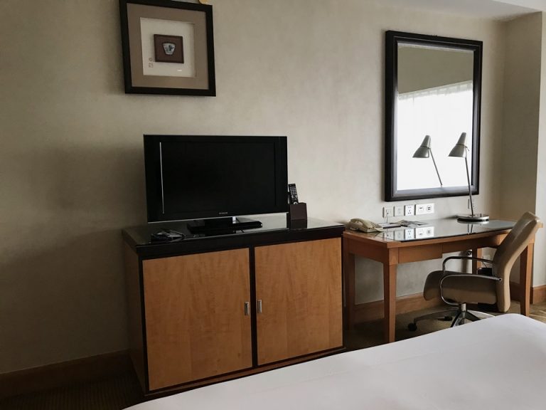 デスク、チェアともコンパクトですが仕事向き