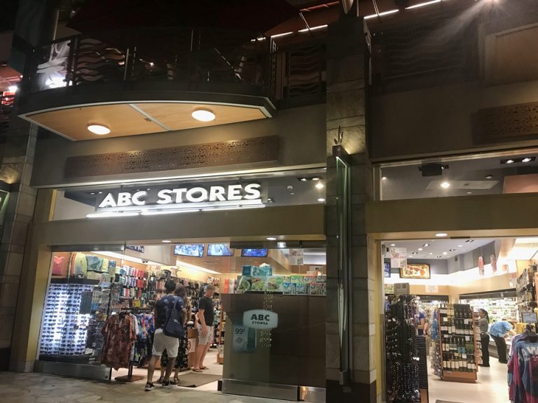 すぐ隣にABCストア