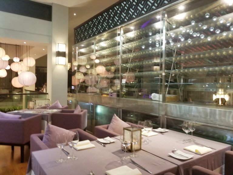 夜の雰囲気。ワイングラスも置かれていました。pg