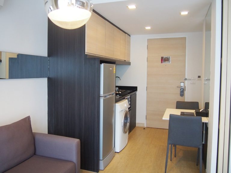 客室全体(入口方向)