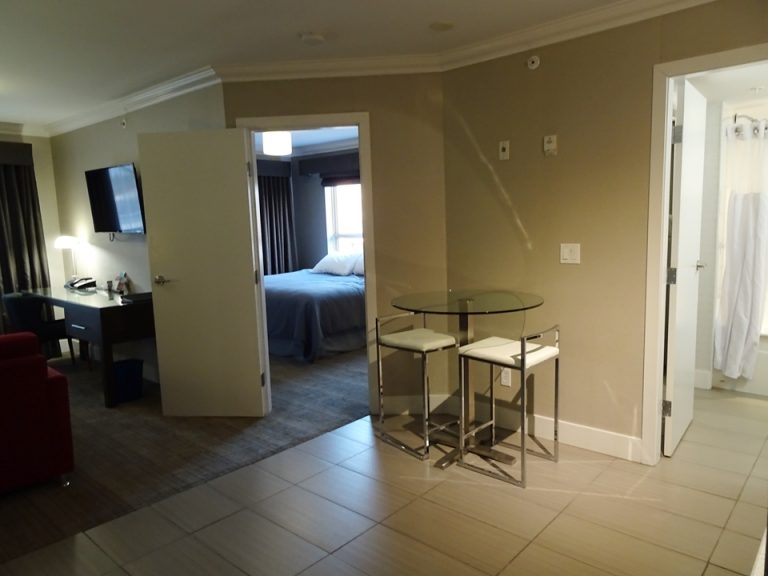 客室全体入口方向