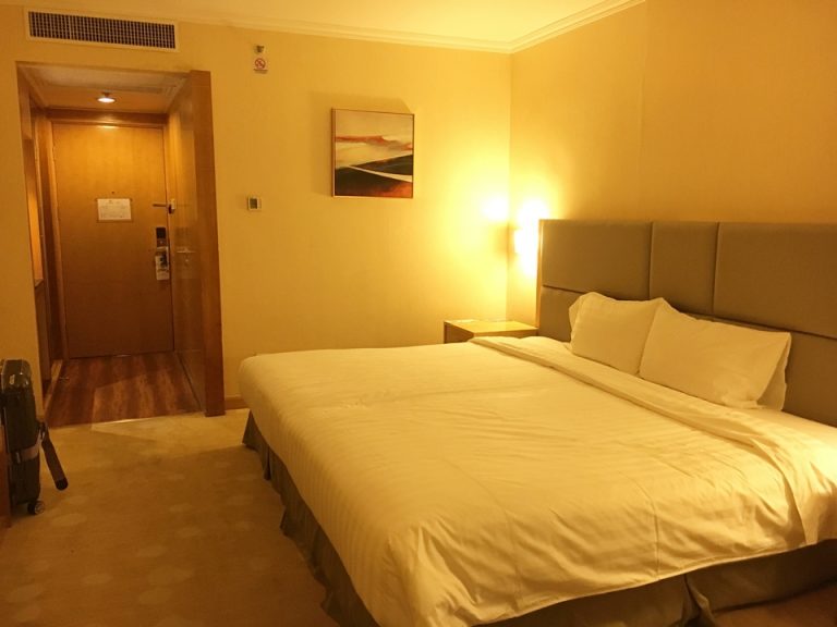 客室全体入口方向