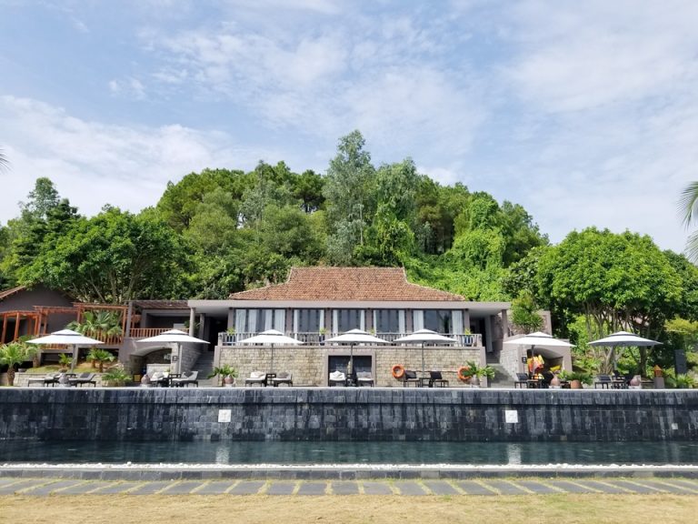 下からプール全体を撮影してみました。