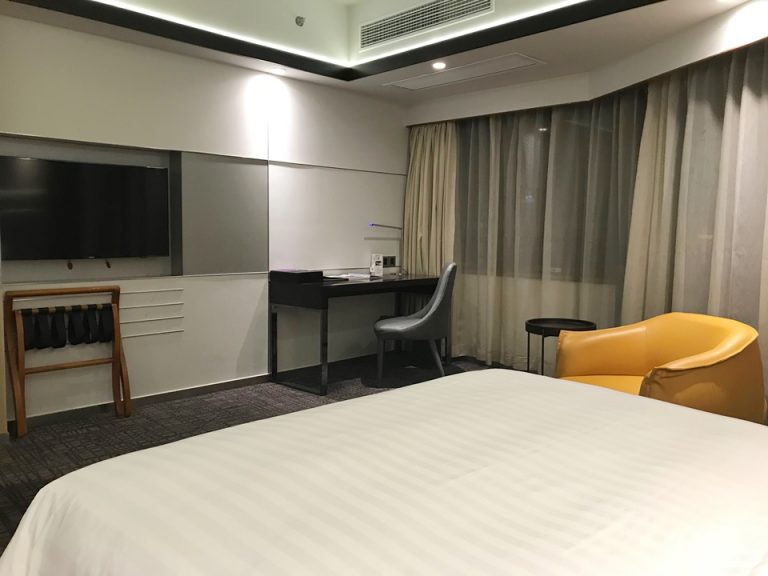 客室全体(ベッド側から)3