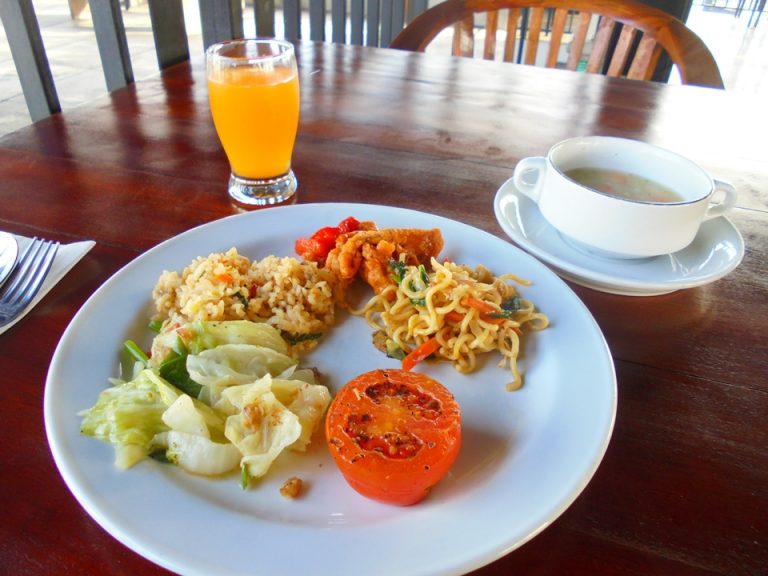 私の選んだものです。お野菜と白身魚ののチリソースはおかわりしました。