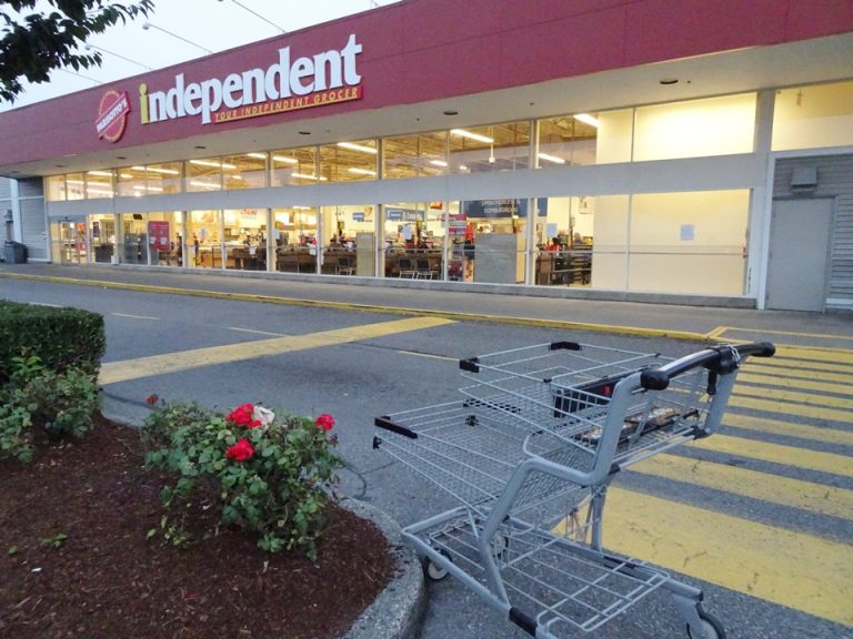 ホテルから徒歩圏内にスーパー・デパートあり