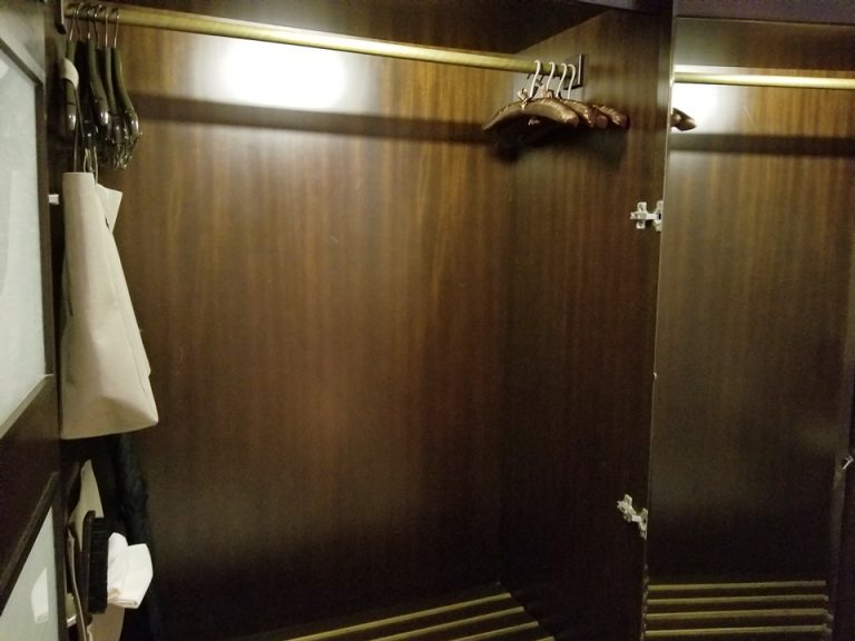 クローゼットの右扉には全身鏡もあります。