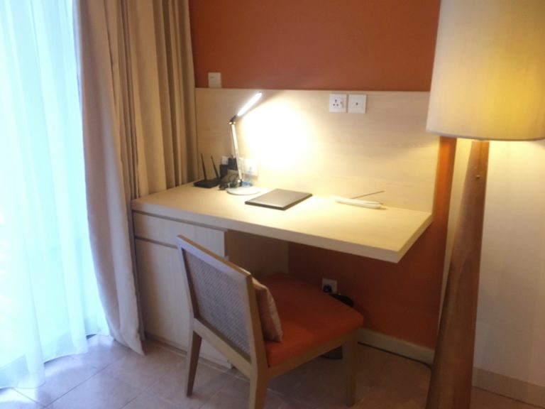 部屋内のデスク。