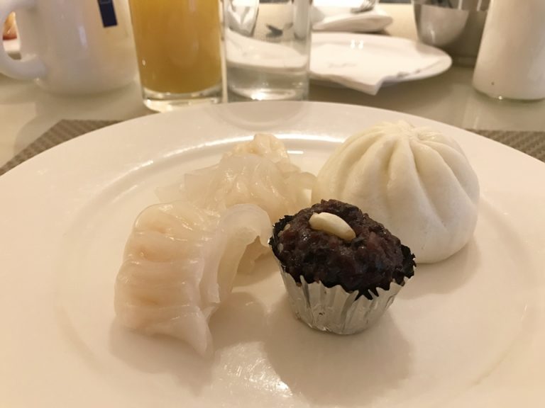 朝食バフェ、饅頭及びエビ・シウマイ