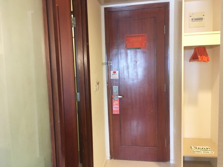 客室ドア 室内から撮影