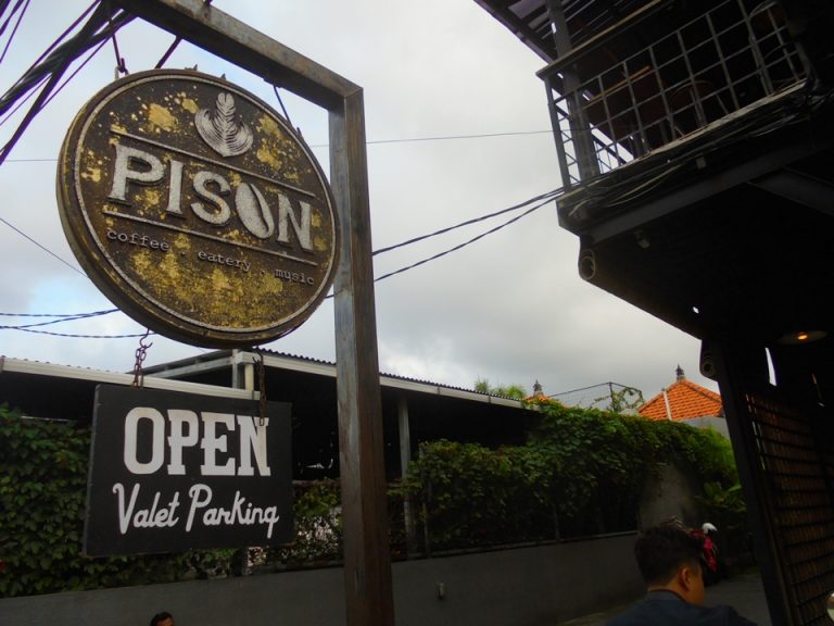 ヴィンテージショップのような洋風の趣のあるカフェの佇まい(PISON)