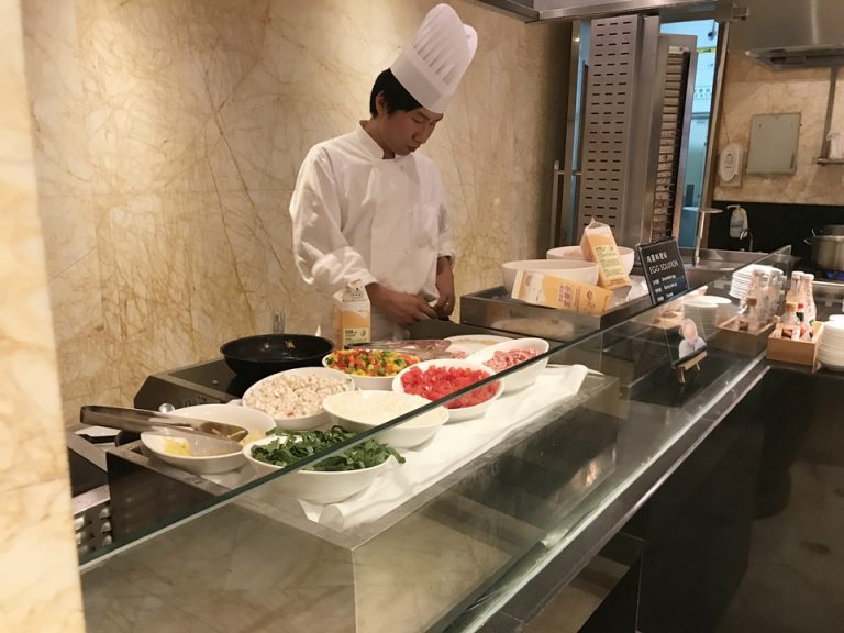 朝食バフェ、オムレツなどを焼いてくれます