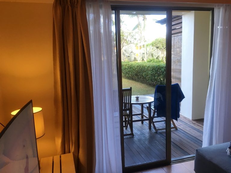 部屋からバルコニー側。バルコニーの木の色が目に優しく、良い眺めでした。