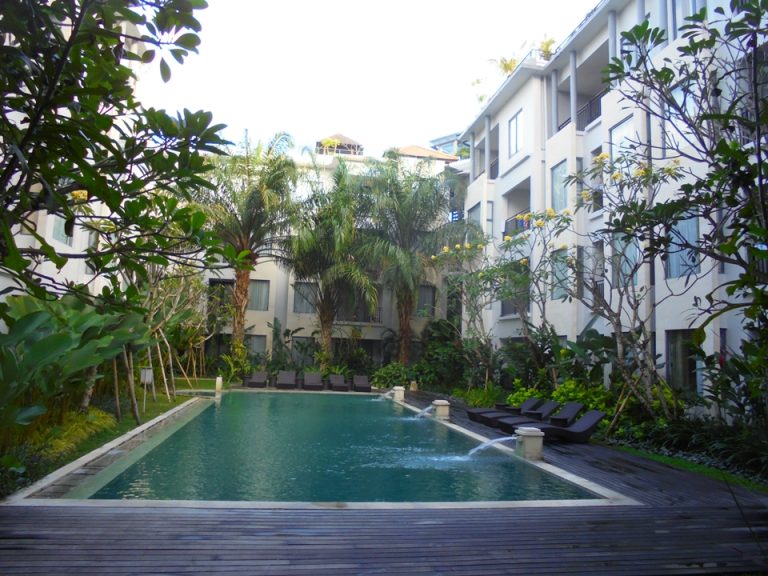 レセプションを抜けてすぐにあるプール。