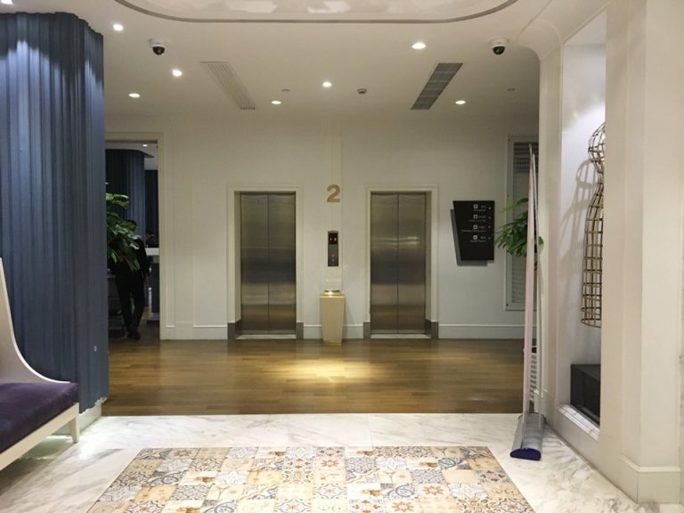 フロント階エレベーターホール