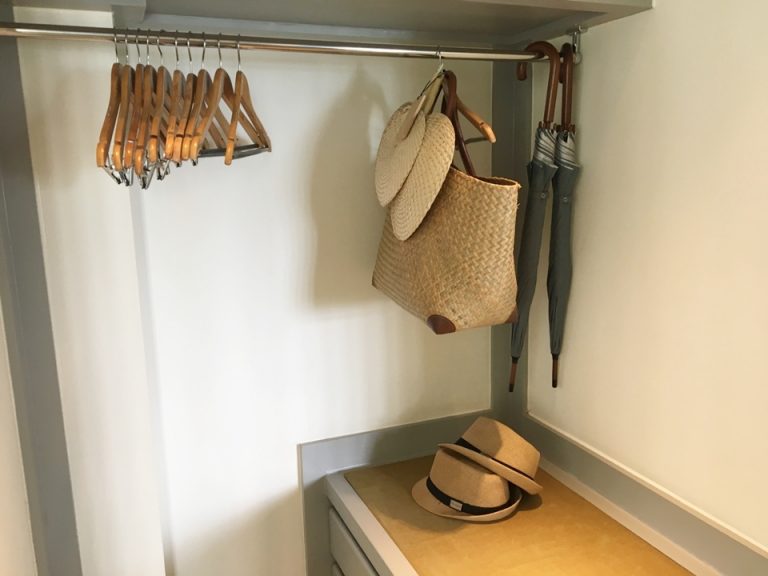 オープンクローゼット。クローゼットはバスルーム手前、両側にあります。うちわ、かごバッグ、傘は貸し出し用です