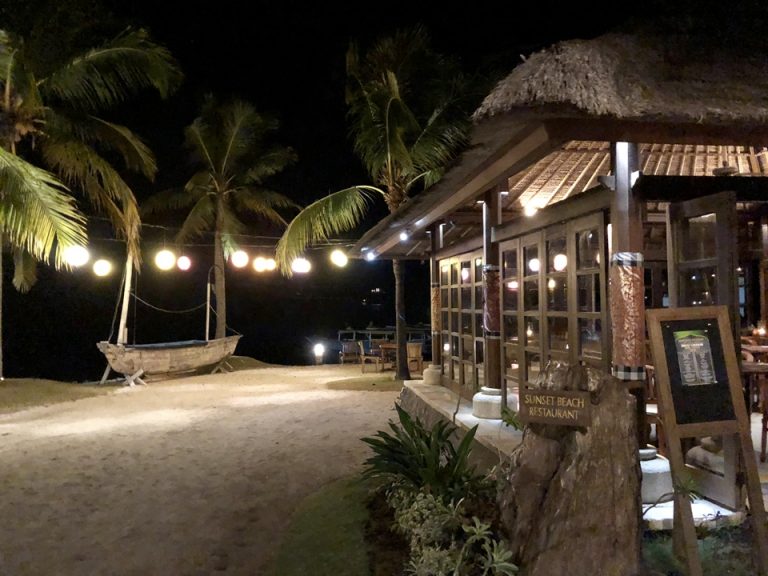 夜のレストラン。大きなスクリーンもあり、ワールドカップで大盛り上がりでした