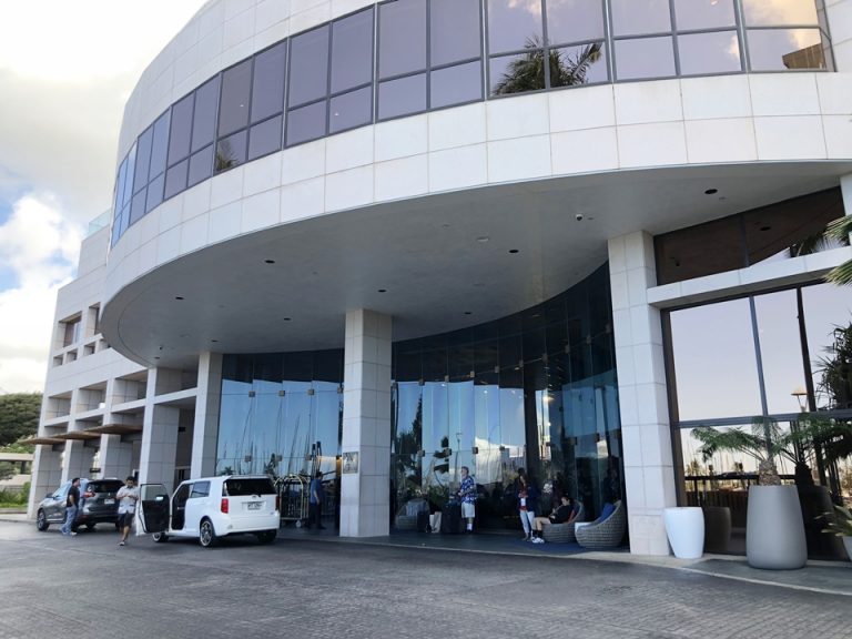 広いロータリーなので、オプショナルツアーの大型バスなども迎えに来ていました。