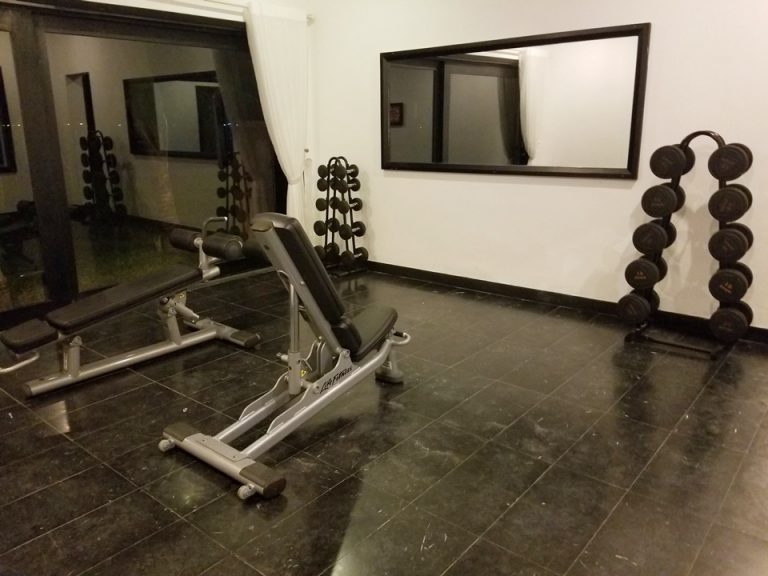 ジムは2部屋に分かれていました。こちらはダンベルや筋トレマシーンがありました。