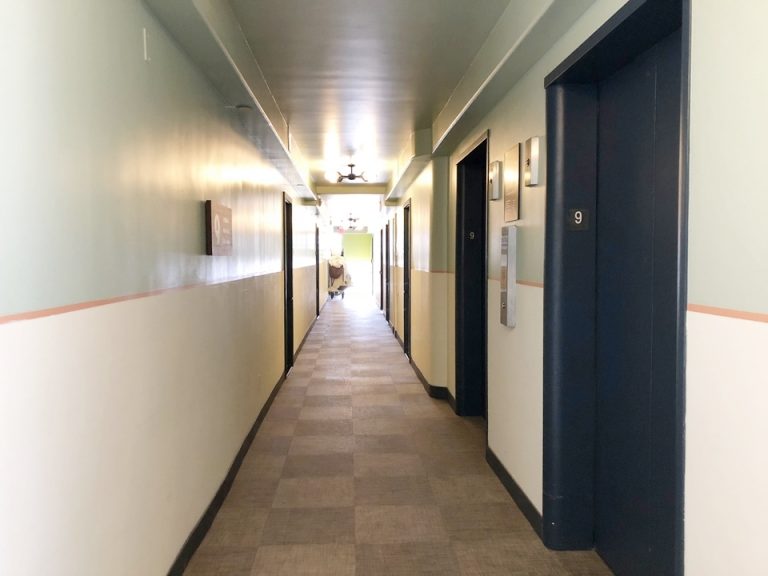 客室階エレベーター前の廊下。