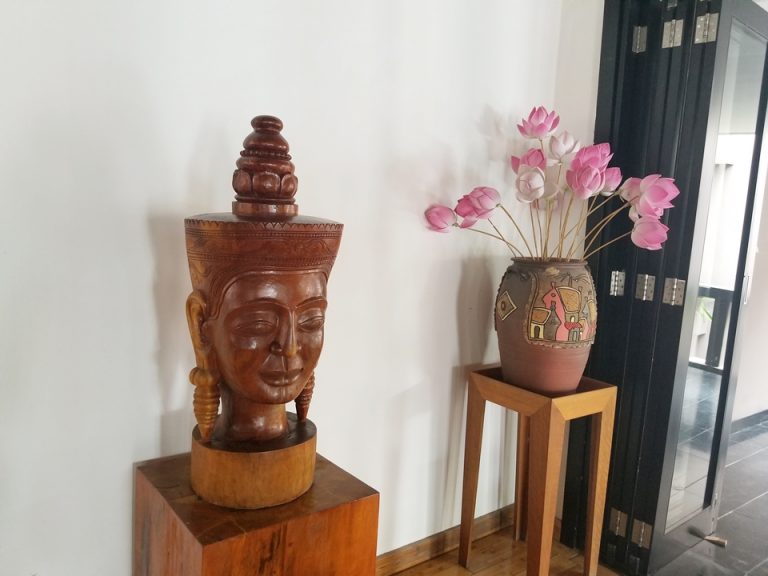 フロントにはたくさんオブジェが置かれていました。