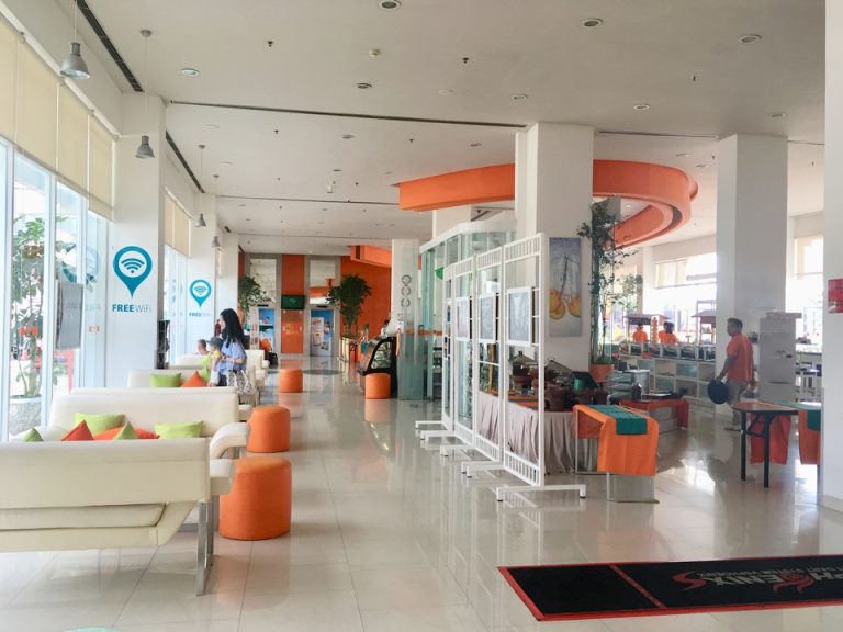 左がロビーのソファ 右がレストラン朝食会場