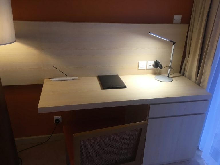 部屋にあるデスク。