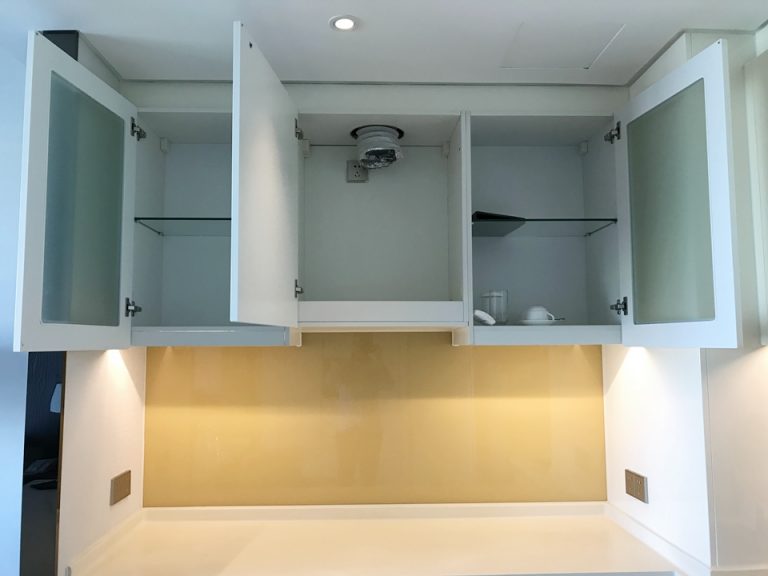 キッチンの棚(扉開放)HEIC