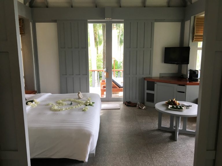 バスルーム側から見た客室