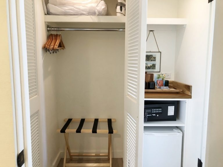 クローゼット、ミニバーコーナー【開】ハンガー、予備の掛け布団、スチームアイロンがありました。