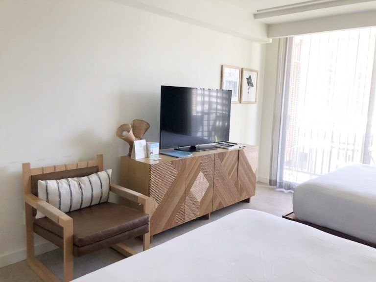 テレビ台&チェアー【入口側ベッドサイドから】