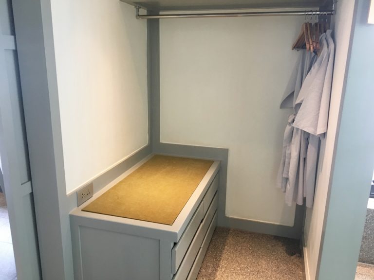 反対側のオープンクローゼット。バスローブは軽くて着やすいです