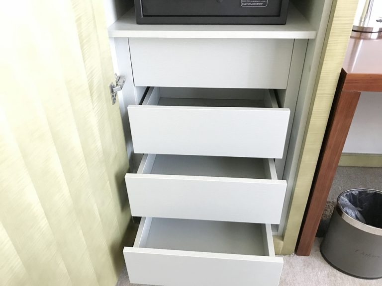 セーフティボックススペースの下にも収納あり