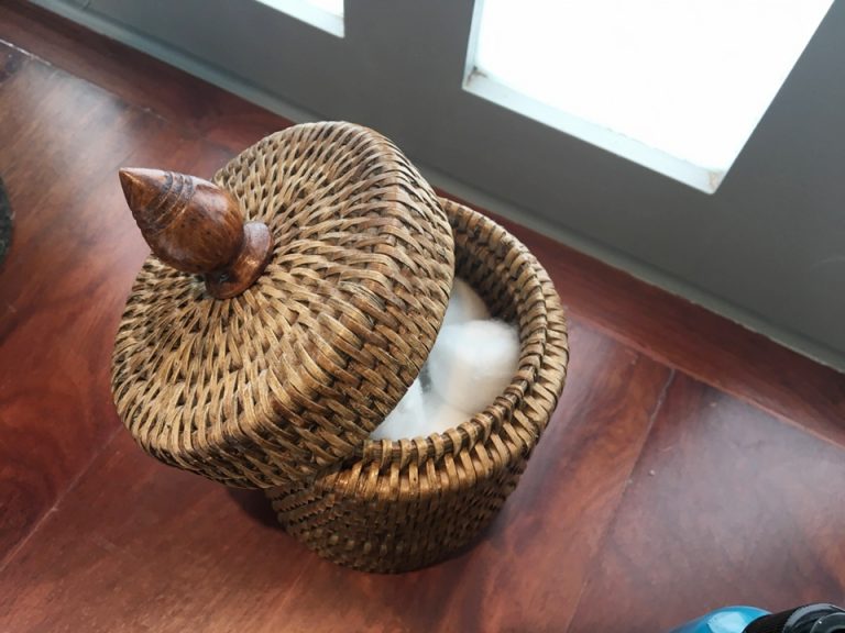 コットンはかご風の入れ物に入っています