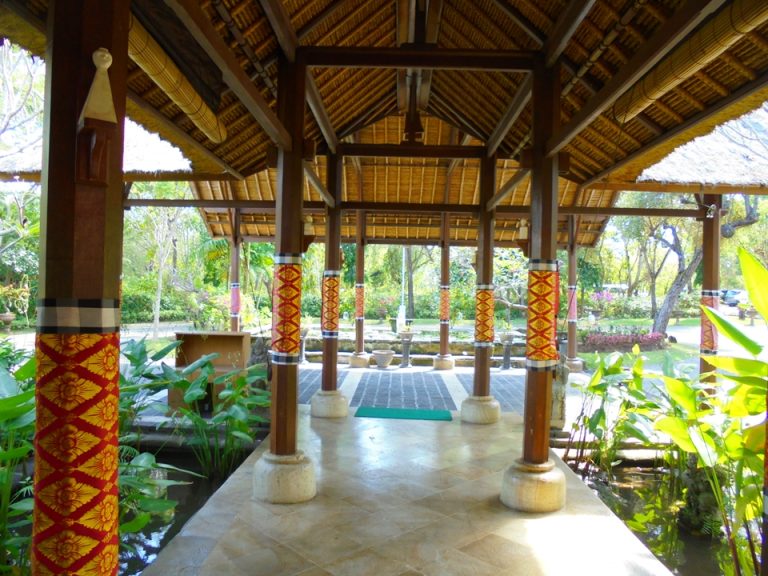 カウンターをバックにした様子