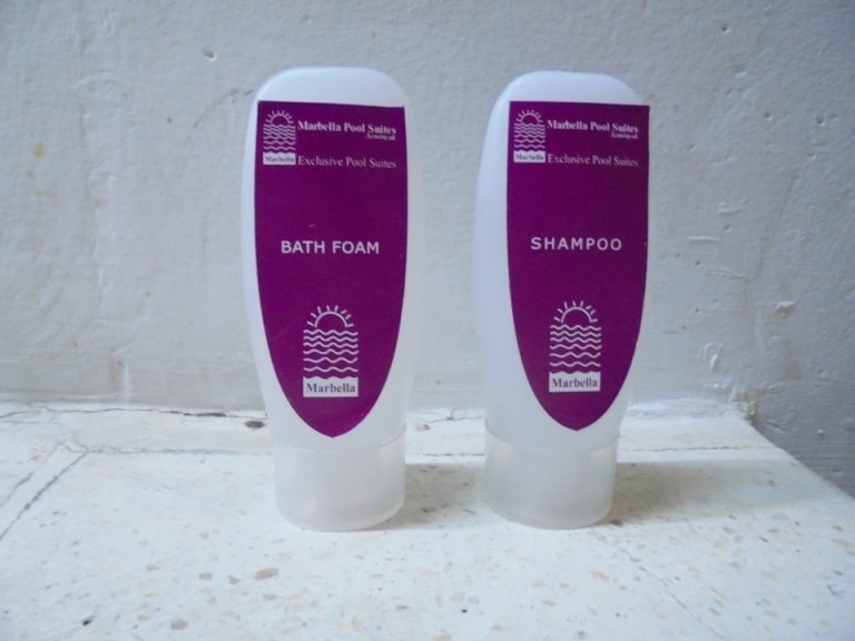 備え付けはシャワージェルとシャンプー