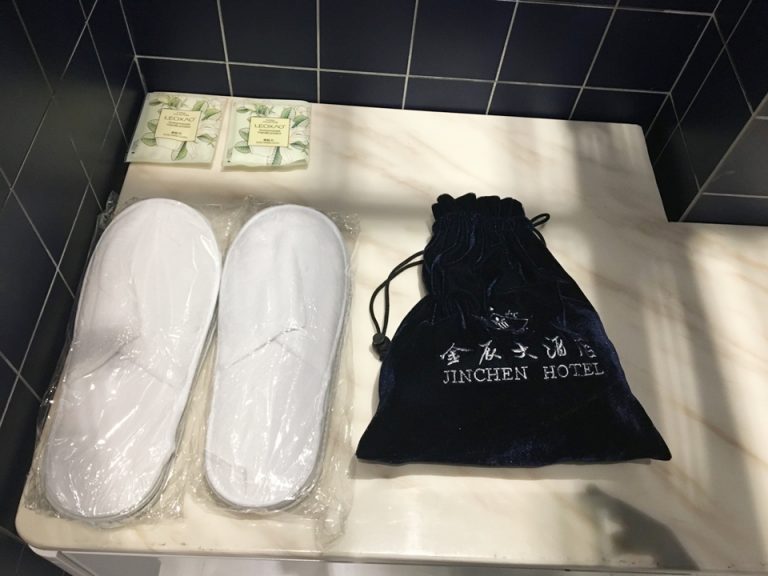 スリッパ、靴磨き、ヘアドライヤー