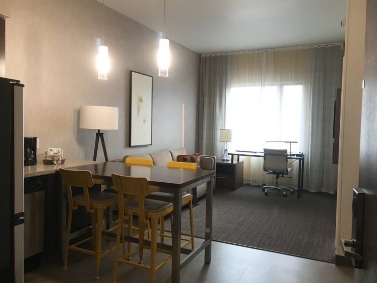 客室内入り口方向より