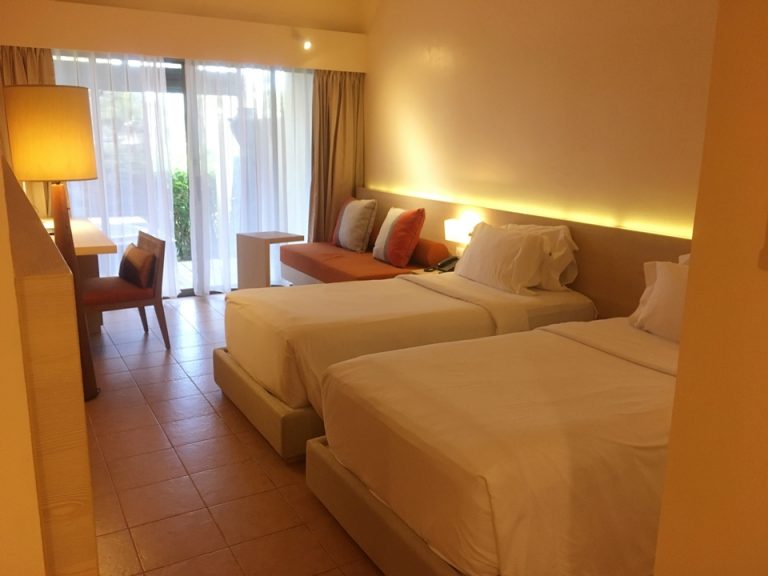 入り口側から見たツインベッド。