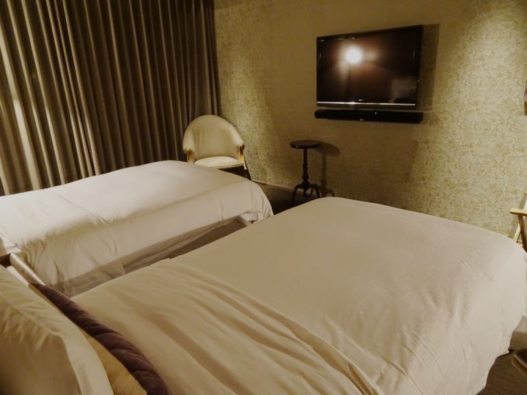 客室_ベッド方向からTV