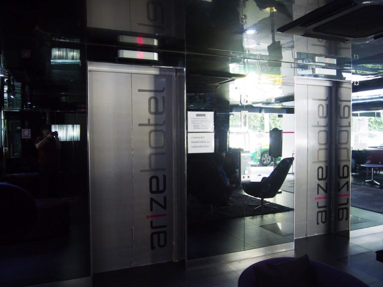 エレベーターホールフロント階