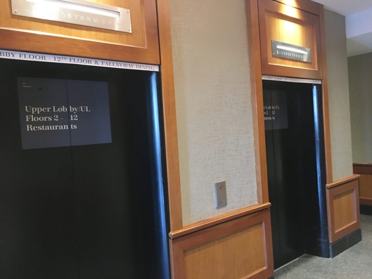 エレベーターホールフロント階