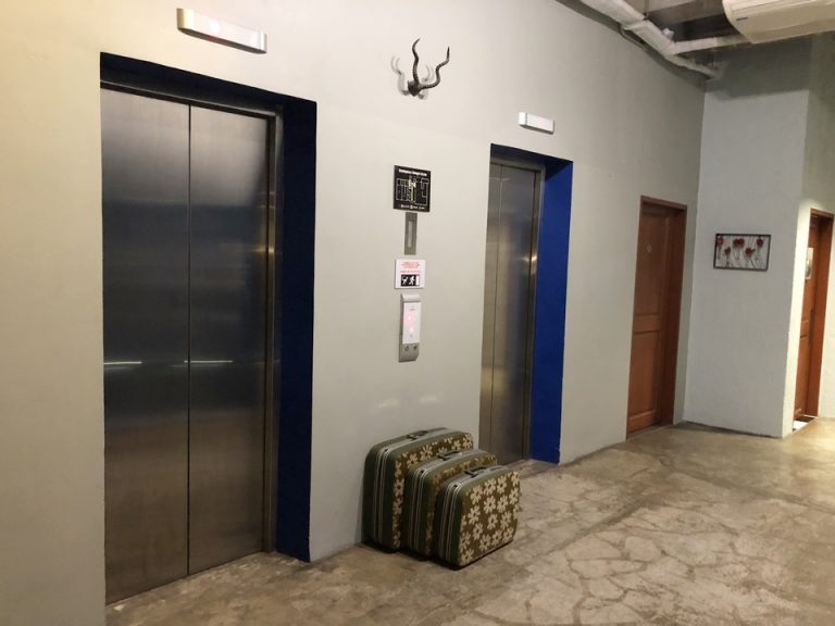 エレベーターホールフロント階