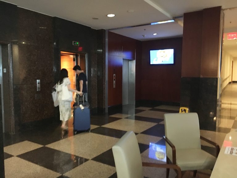 エレベーターホールフロント階