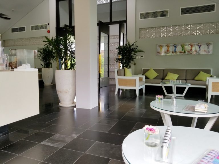 スパの待ち合いからスパ入り口です