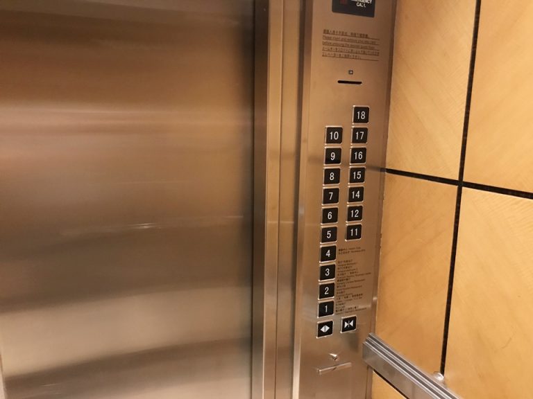 エレベーター内部、ボタン。ルームカードキーを挿入しないとボタンは押せません