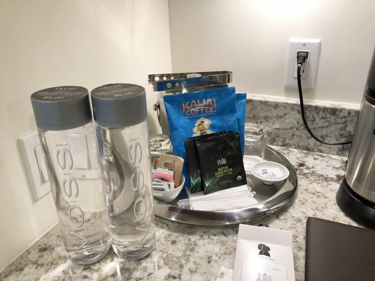 ミニバー。手前の水は5ドルで有料でした。無料の水は冷蔵庫内にあります。