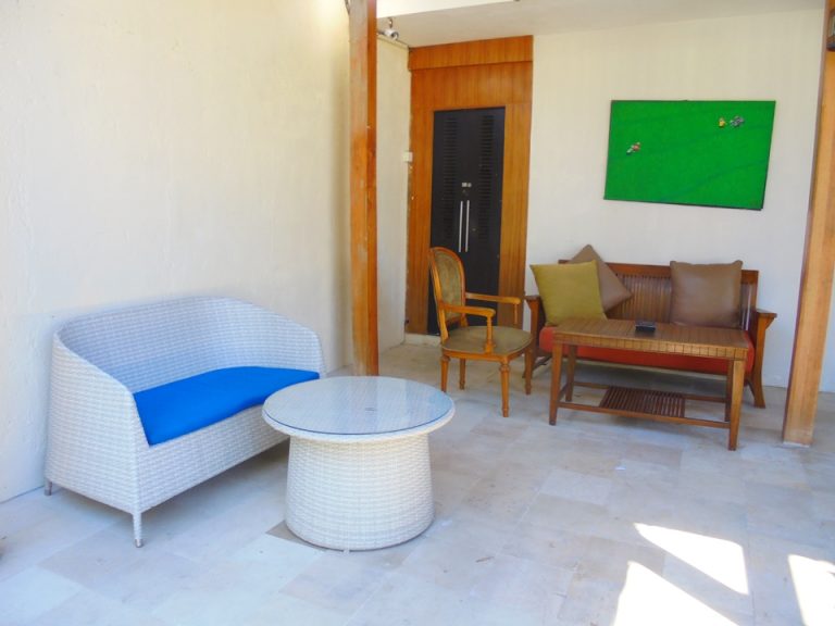 レセプション受付のソファーとベンチ