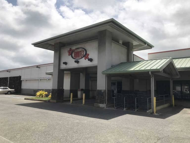 ホテルから車で10分のスーパー ポケステーションがありローカルに人気です