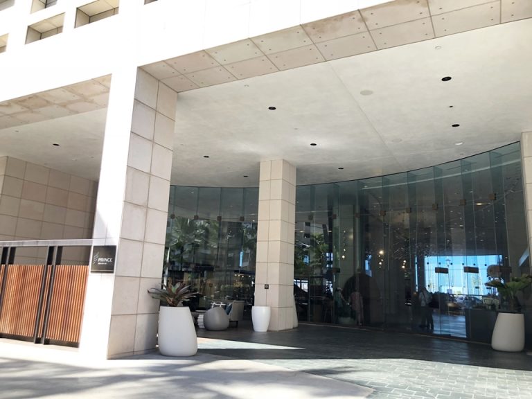 正面と反対側アラモアナブルーバード側のエントランス スタッフの方は誰も立ってませんが歩いて外出する時はすぐ大通りなのでこちらが便利です。